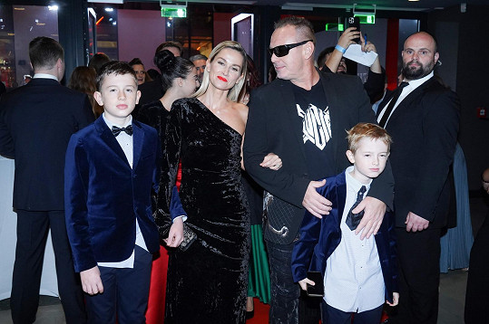 Michal Dvořák s manželkou DJ Luccou a jejich syny