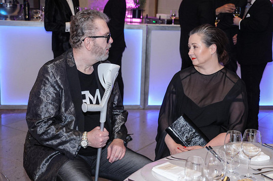 Pavlína seděla vedle zpěváka Richarda Müllera, který přijel na charitativní akci zazpívat. 