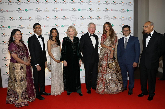 Zleva: Ministryně vnitra Priti Patel, ministr financí Rishi Sunak s manželkou, vévodkyně Camilla, princ Charles a další hosté večera. 