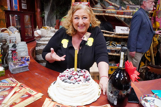 Halina Pawlowská s narozeninovým dortem