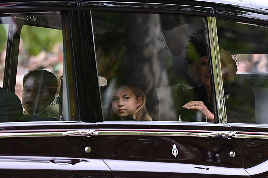 Děti dorazily v autě s Kate a Camillou. 