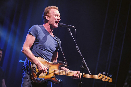 Sting snad nestárne. Včera na festivalu rozezpíval Prahu.