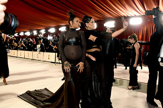 Ashley a Rihanna na koberci, jenž letos nebyl červený. 