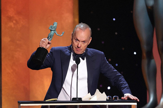 Michael Keaton si běžel pro cenu přímo z toalety. 
