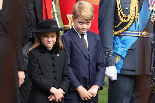 Princezna Charlotte poučila staršího George o královském protokolu. 