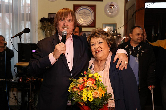 Karlu Vágnerovi gratulovala i Jiřina Bohdalová.