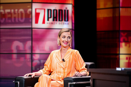 Herečka na natáčení zábavní show dorazila v outfitu, který připomínal pyžamo. 