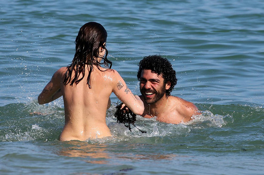 Noah a Emily dováděli v moři na pláži v Miami. 