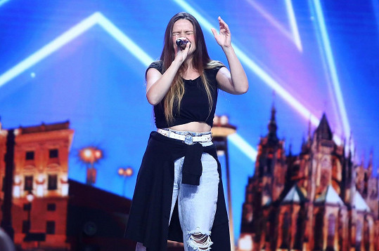 Dominika Titková zazpívala píseň Je suis malade od Lary Fabian. 