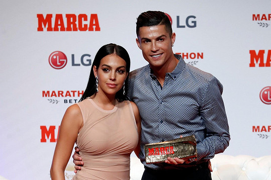 Georgina Rodríguez a Cristiano Ronaldo se stanou šestinásobnými rodiči. 