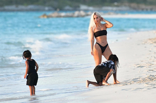 Kim vzala na ostrovy v Karibiku i své děti.