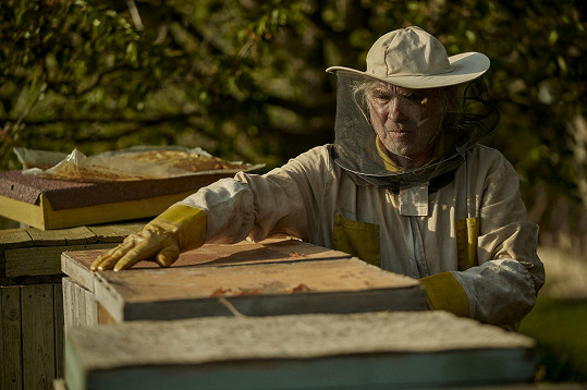Vyzkoušel si i práci včelaře.