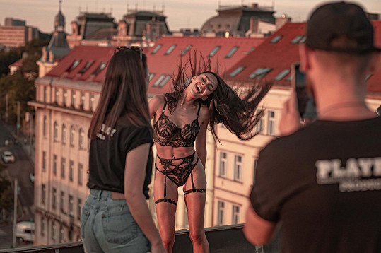 Fotilo se na střeše budovy v Praze.