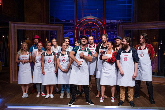 Šestnáct amatérských kuchařů, kteří se utkají o titul MasterChefa.