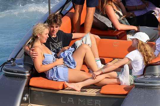 Cruz s přítelkyní a jeho sestrou i rodiči vyrazili na plavbu okolo italského pobřeží. 