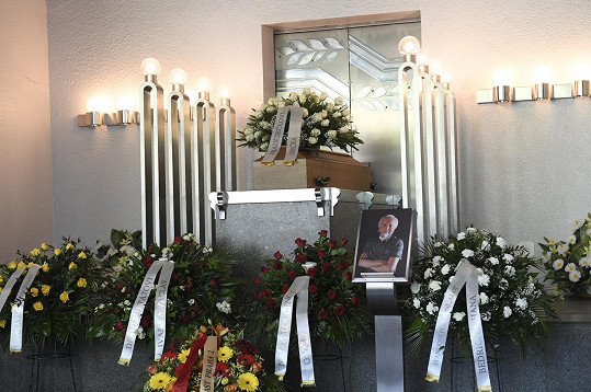 V motolském krematoriu probíhá poslední rozloučení se Stanislavem Fišerem. 
