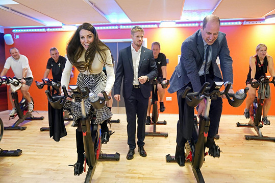 Budoucí královský pár předvedl během návštěvy sportovního centra ve Walesu nečekaný sportovní výkon.