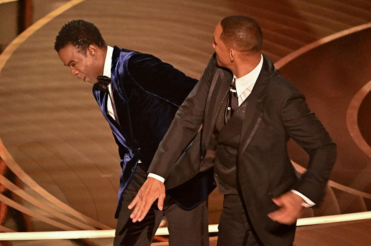 Po facce, kterou na Oscarech uštědřil Chrisi Rockovi, byl Will Smith požádán, aby akci opustil. 