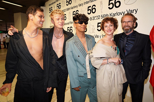 Marsell (uprostřed) s kolegy včetně Adama Mišíka, Jana Révaie či Anny Fialové v herecké delegaci k filmu Banger