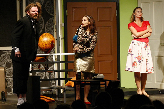 Herečka hraje aktuálně ve čtyřech divadelních hrách.