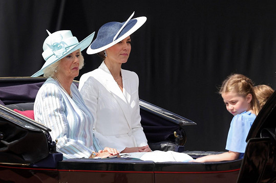 Jely v kočáře s maminkou Kate a vévodkyní z Cornwallu. 