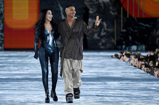 Cher v závěru už tak grandiózní přehlídky Balmain v Paříži oslnila publikum.