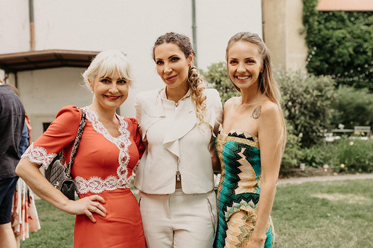Bára se na zahradní párty potkala také se zpěvačkou Olgou Lounovou a repotérkou Lucií Vontchitzki.