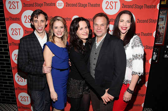 Marnie (druhá zleva) s hereckými kolegy Kevinem Cahoonem, Elizabeth Reaser, Norbertem Leo Butzem a Jennifer Regan na snímku z roku 2012