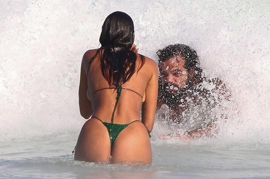 Brazilská modelka a její manžel jsou asi vodní živly...