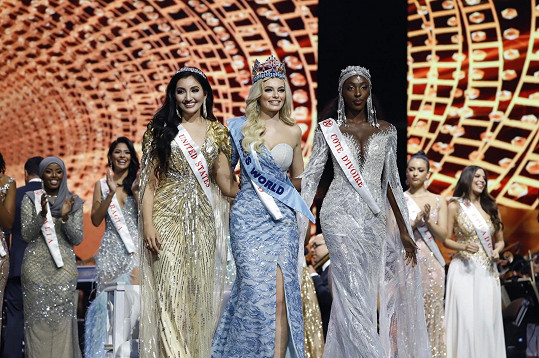 Nové vítězky Miss World. Na druhém místě skončila Shree Saini z USA (vlevo) a na třetím Olivia Yace z Pobřeží slonoviny.