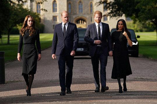 Meghan s Harrym se v sobotu před Windsorem připojili k princi a princezně z Walesu. 