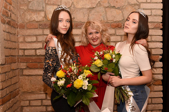 Miluška s vítězkou Karolínou Šmelkovou (vlevo) a Miss Junior Internet Terezou Krečmerovou.