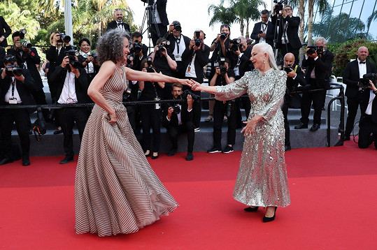 Herečky si v Cannes spontánně zatančily.