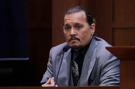 Johnny Depp opět zasedl na lavici svědků. 
