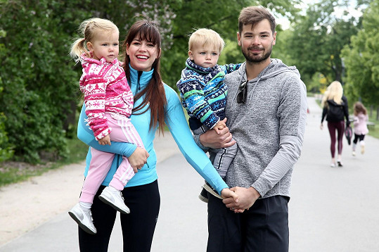 Její vlastní děti (na snímku i s manželem Michalem Neuvirthem) si zatím natáčení klipu nevyzkoušely, ale v dalším už prý bude dcera Emilka.