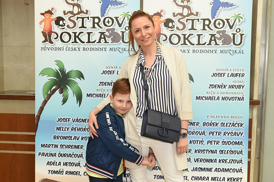 Romana Pavelková šla se synem do velkého divadla poprvé.