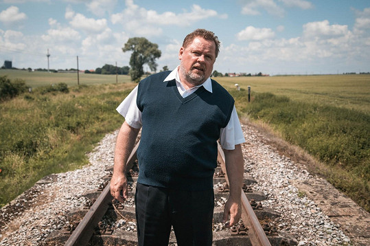 V roli strojvůdce, kterému ujel vlak, uvidíme Václava Koptu.