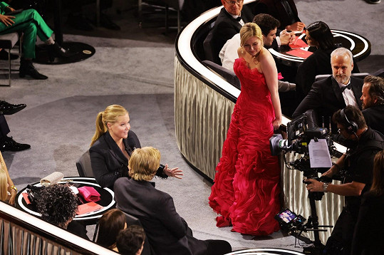 Tu na Oscarech nazvala výplní sedadla a zvedla ji ze židle, aby si "pokecala" s jejím mužem. 