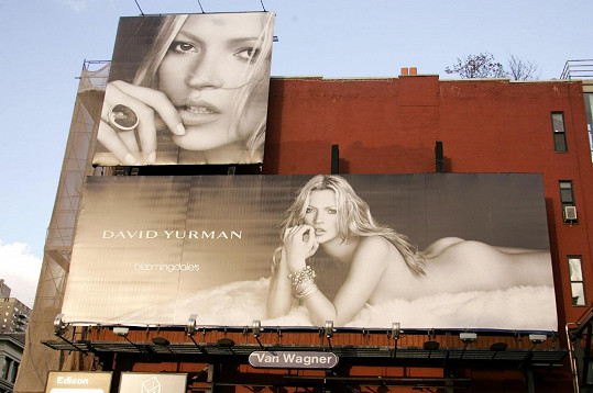 Její nahota byla často i na billboardech, rok 2006.