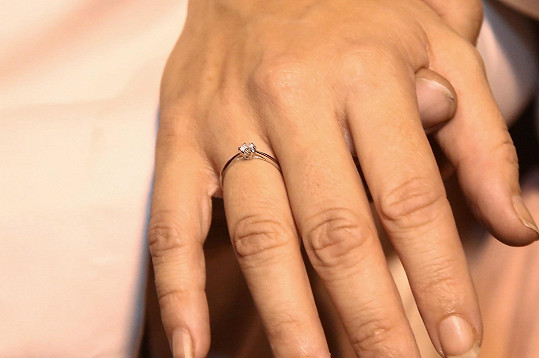 A ukázala prstýnek, který jí partner navlékl.