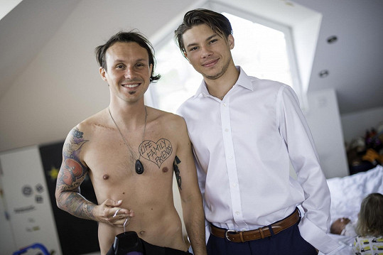 Ženich Libor ukázal hruď i tetování. Na fotce s bratrem Filipem.