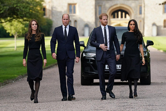 Nečekané shledání bratrů a jejich manželek a jejich společné vystoupení před večejnost u hradu Windsor.