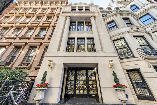 Nemovitost se nachází na jedné z nejlukrativnějších adres na Manhattanu. 
