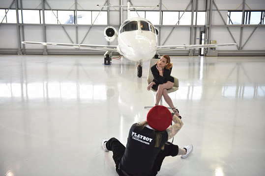 Denisa Nesvačilová při focení pro magazín Playboy. Využil se hangár soukromého letiště v Kentu.