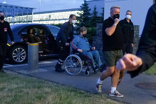 Eltona Johna zachytili na letišti v Lipsku na kolečkovém křesle. 