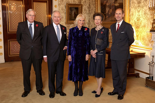 Toto jsou nejvýkonnější členové královské rodiny. Zleva: Vévoda z Gloucesteru, král Karel III., královna manželka, princezna Anne a princ Edward. 