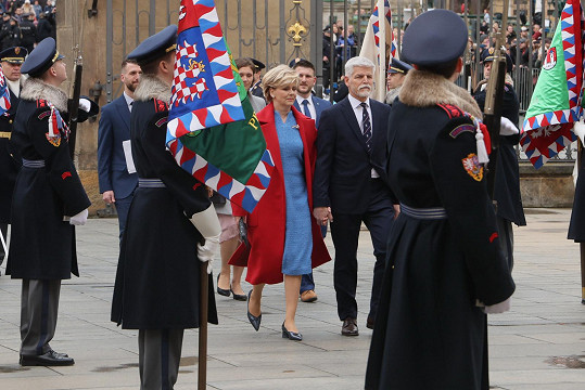 Na Pražský hrad Eva Pavlová dorazila v modrých šatech a červeném kabátu.