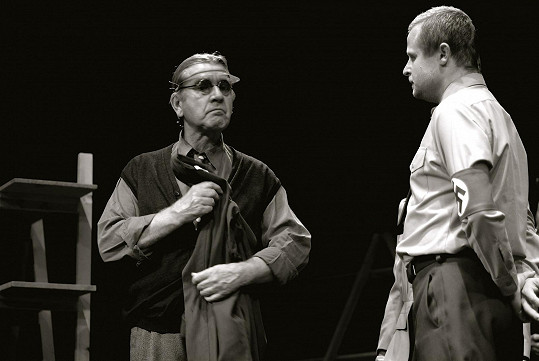 Na jevišti Divadla Rokoko jsme ho mohli vidět ve hře V jámě lvové (2007) coby Edera. Strasského ztvárnil Vasil Fridrich. 
