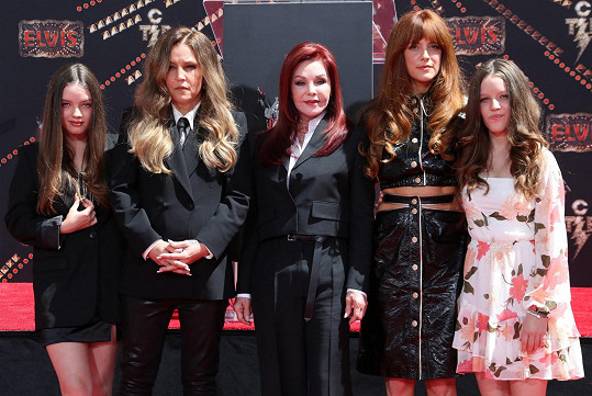 Ženy z klanu Presley pěkně pohromadě, zleva: Harper, Lisa Marie, Priscilla, Riley a Finley. 