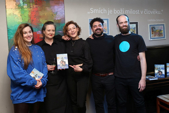 Společně s dalšími přáteli pokřtila knihu komičky Adély Elbel a Michala Rožka.